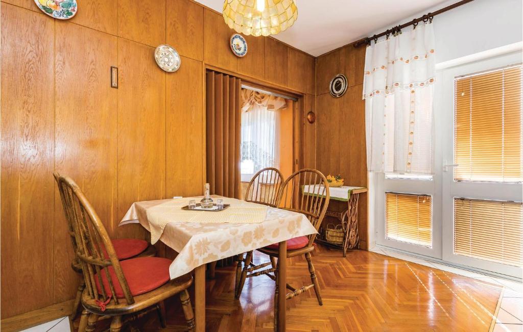 Posezení v ubytování 3 Bedroom Stunning Apartment In Senj