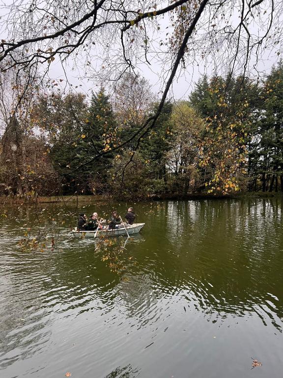 Výhled na řeku, která protéká v blízkosti prázdninového domu