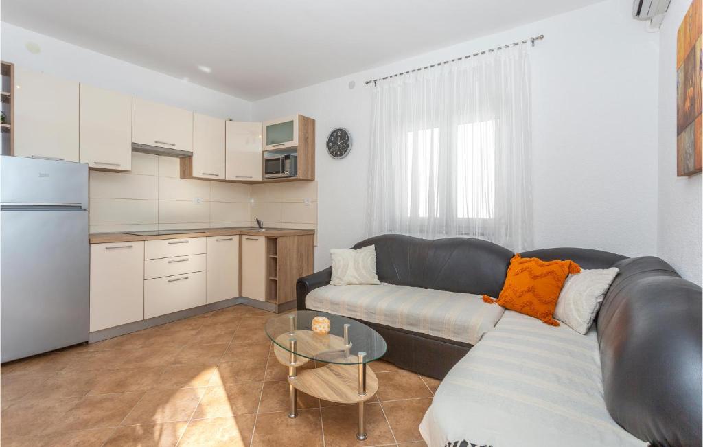 Kuchyňa alebo kuchynka v ubytovaní Cozy Apartment In Krk With Wifi