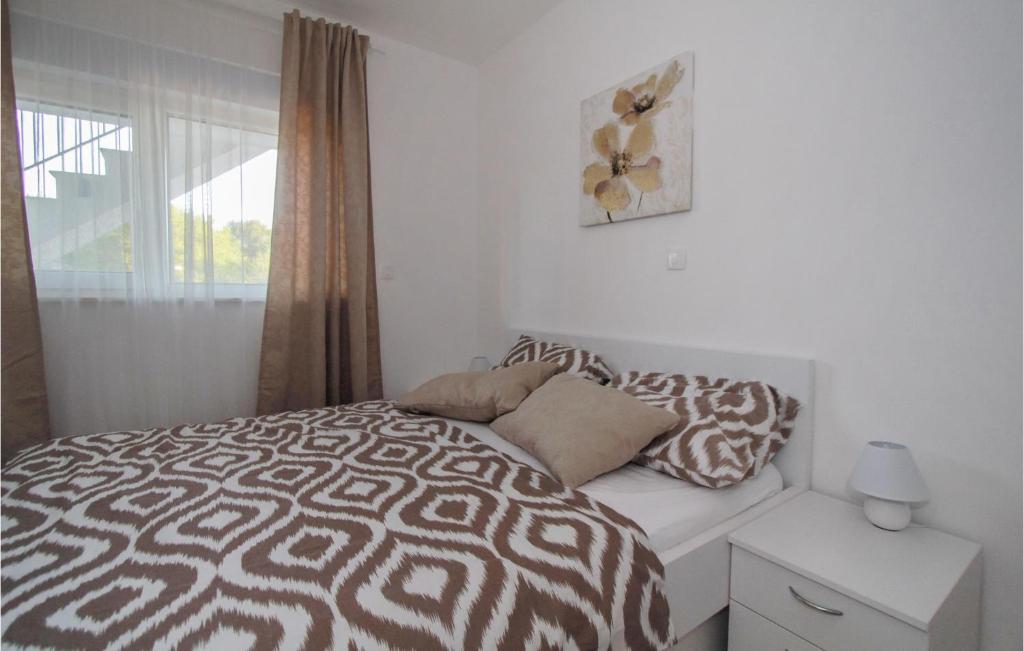 Posteľ alebo postele v izbe v ubytovaní Amazing Apartment In Okrug Gornji