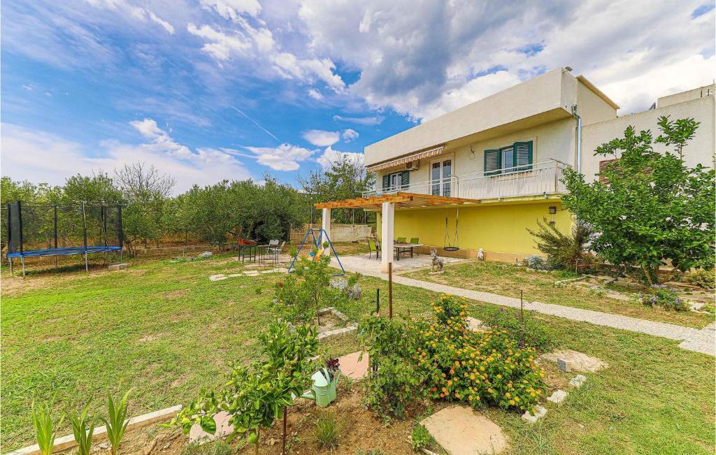 Vonkajšia záhrada v ubytovaní Holiday Home Kastel Gomilica With Sea View I