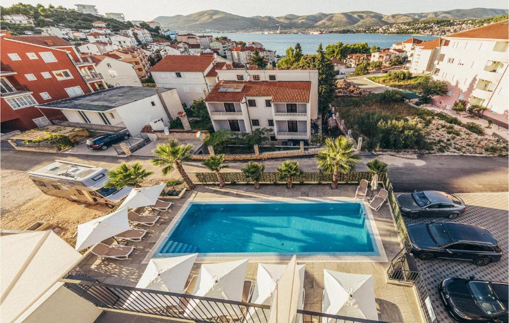Bazén v ubytovaní Cozy Apartment In Okrug Gornji alebo v jeho blízkosti