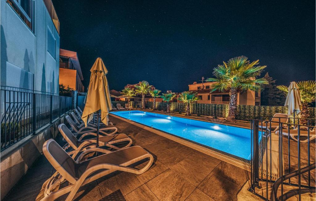 Bazén v ubytovaní Cozy Apartment In Okrug Gornji alebo v jeho blízkosti