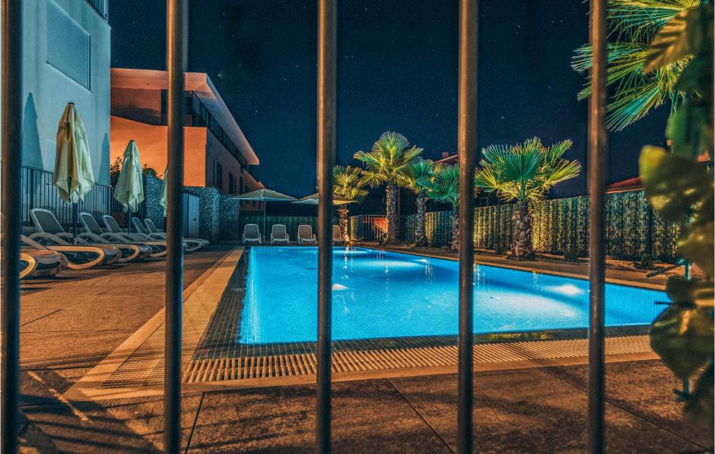 Bazén v ubytovaní Cozy Apartment In Okrug Gornji alebo v jeho blízkosti