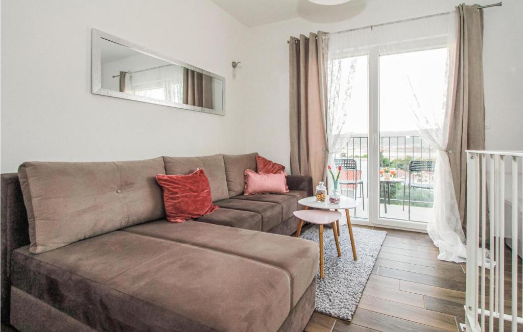 Posedenie v ubytovaní Cozy Apartment In Okrug Gornji
