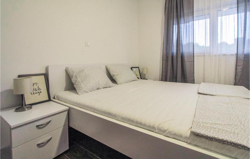 Posteľ alebo postele v izbe v ubytovaní Cozy Apartment In Okrug Gornji