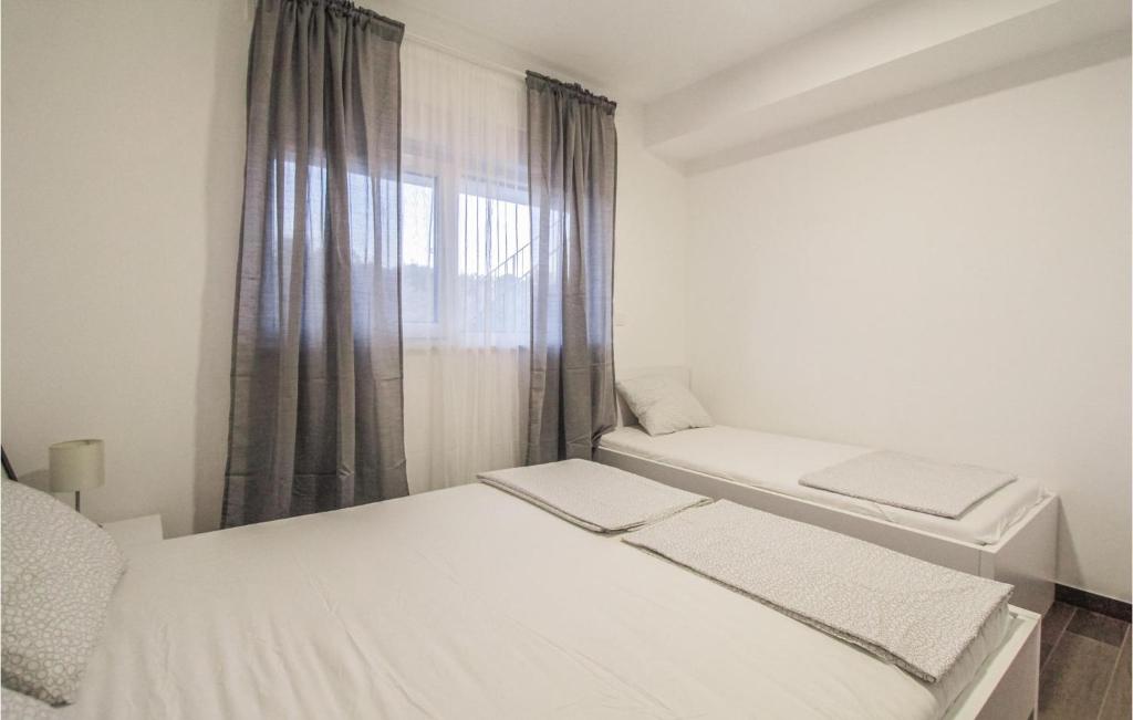 Posteľ alebo postele v izbe v ubytovaní Cozy Apartment In Okrug Gornji