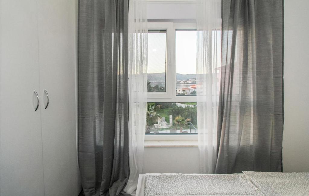 Posteľ alebo postele v izbe v ubytovaní Cozy Apartment In Okrug Gornji