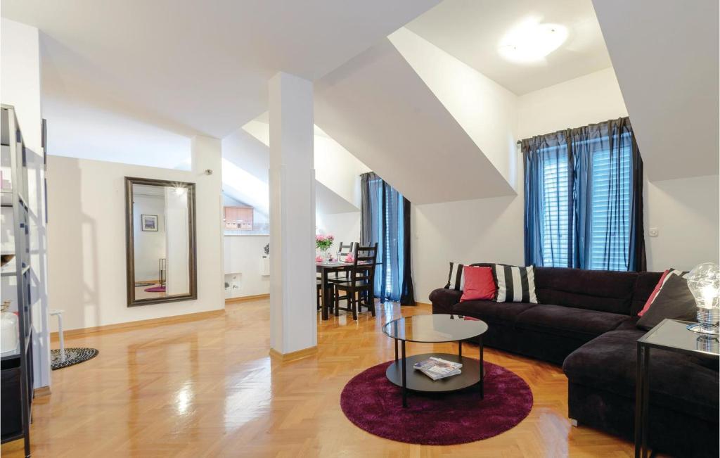 Posedenie v ubytovaní Three-Bedroom Apartment Mokosica With Sea View 08