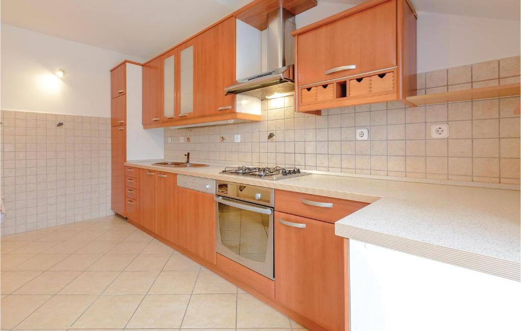 Kuchyňa alebo kuchynka v ubytovaní Three-Bedroom Apartment Mokosica With Sea View 08