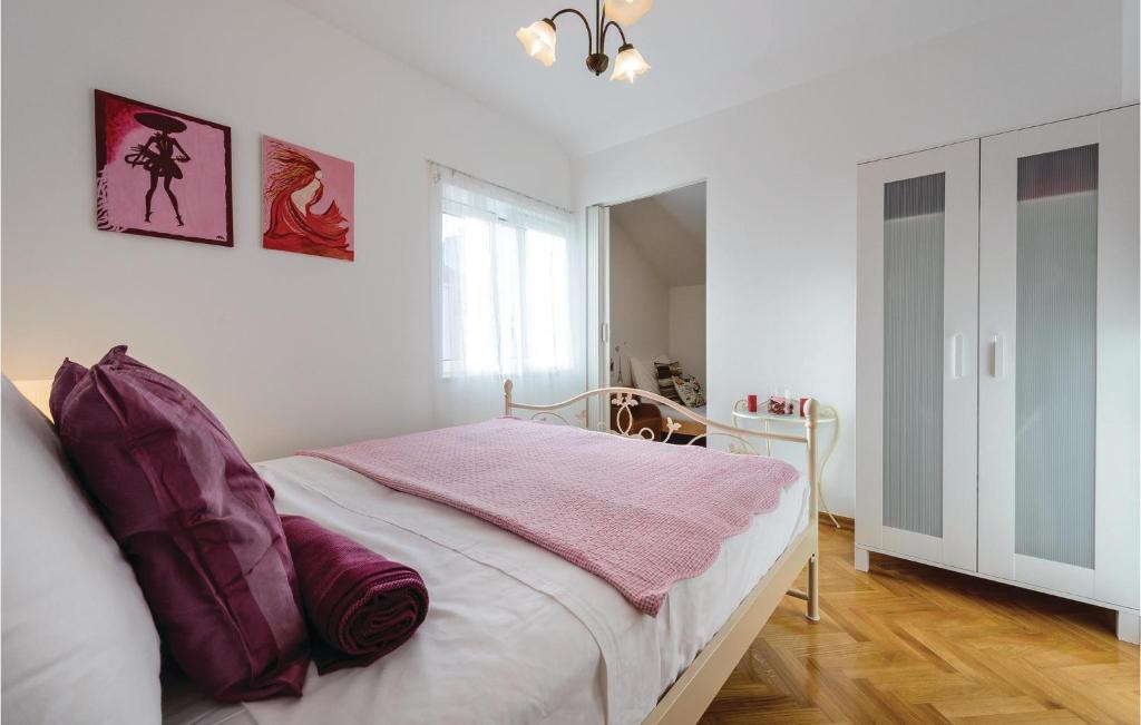 Posteľ alebo postele v izbe v ubytovaní Three-Bedroom Apartment Mokosica With Sea View 08