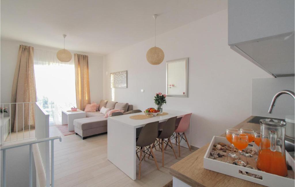 Kuchyňa alebo kuchynka v ubytovaní Amazing Apartment In Okrug Gornji