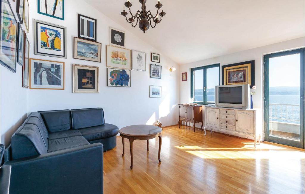 Televízia a/alebo spoločenská miestnosť v ubytovaní Holiday Home Balica Rat Bb Iii
