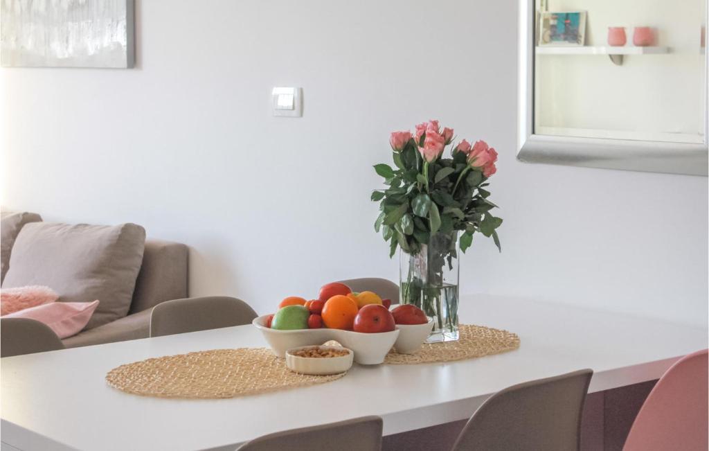 Posedenie v ubytovaní Amazing Apartment In Okrug Gornji