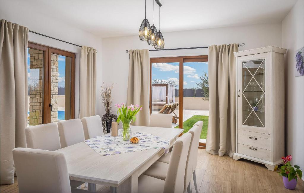 Posedenie v ubytovaní 3 Bedroom Cozy Home In Kljuc