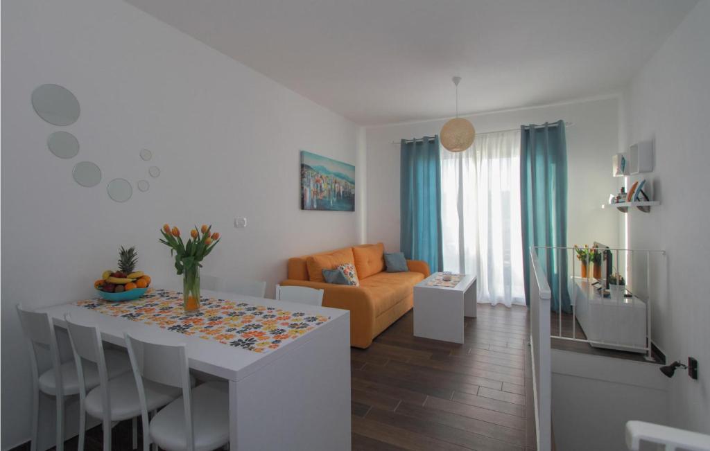 Posedenie v ubytovaní Lovely Apartment In Okrug Gornji