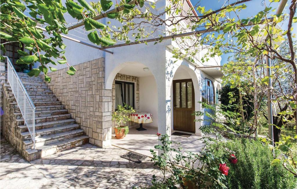 Zahrada ubytování 3 Bedroom Stunning Apartment In Senj