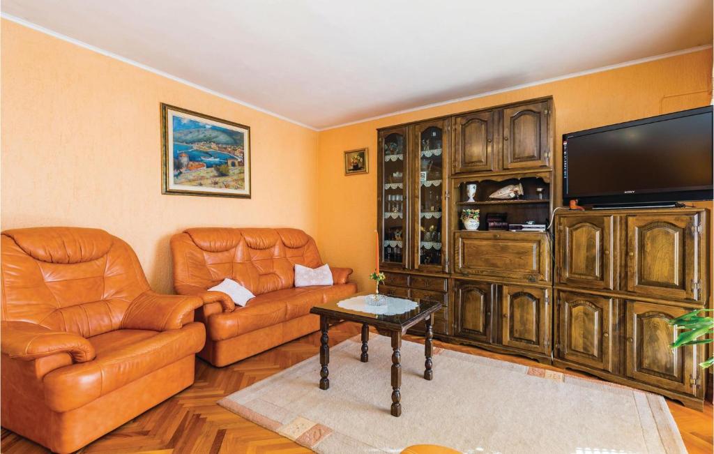 TV a/nebo společenská místnost v ubytování 3 Bedroom Stunning Apartment In Senj