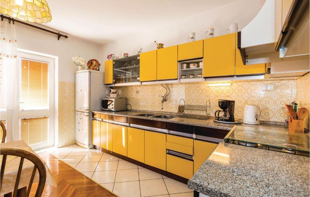 Kuchyň nebo kuchyňský kout v ubytování 3 Bedroom Stunning Apartment In Senj
