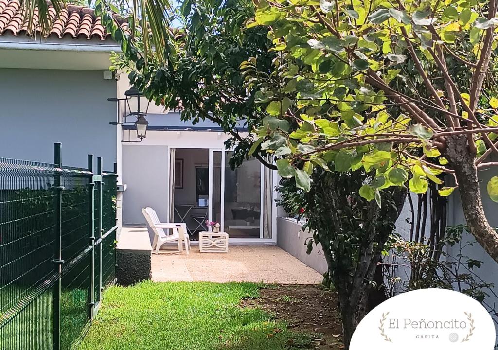 タコロンテにあるCasita El Peñoncitoの裏庭(椅子、柵付)