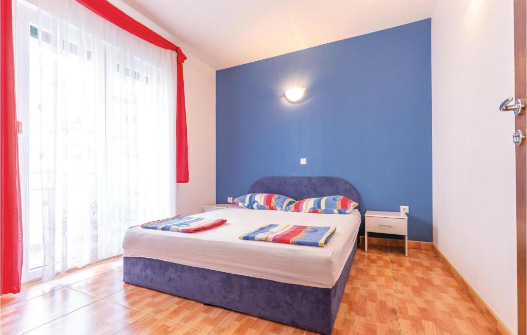 Posteľ alebo postele v izbe v ubytovaní Two-Bedroom Apartment In Makarska