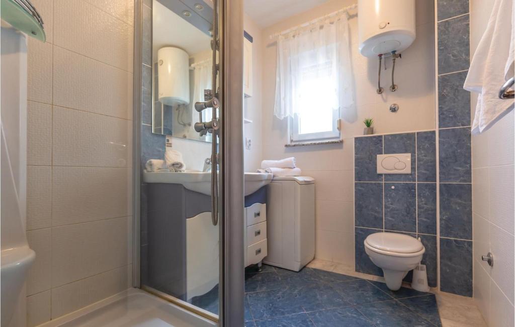 Kúpeľňa v ubytovaní Two-Bedroom Apartment In Makarska