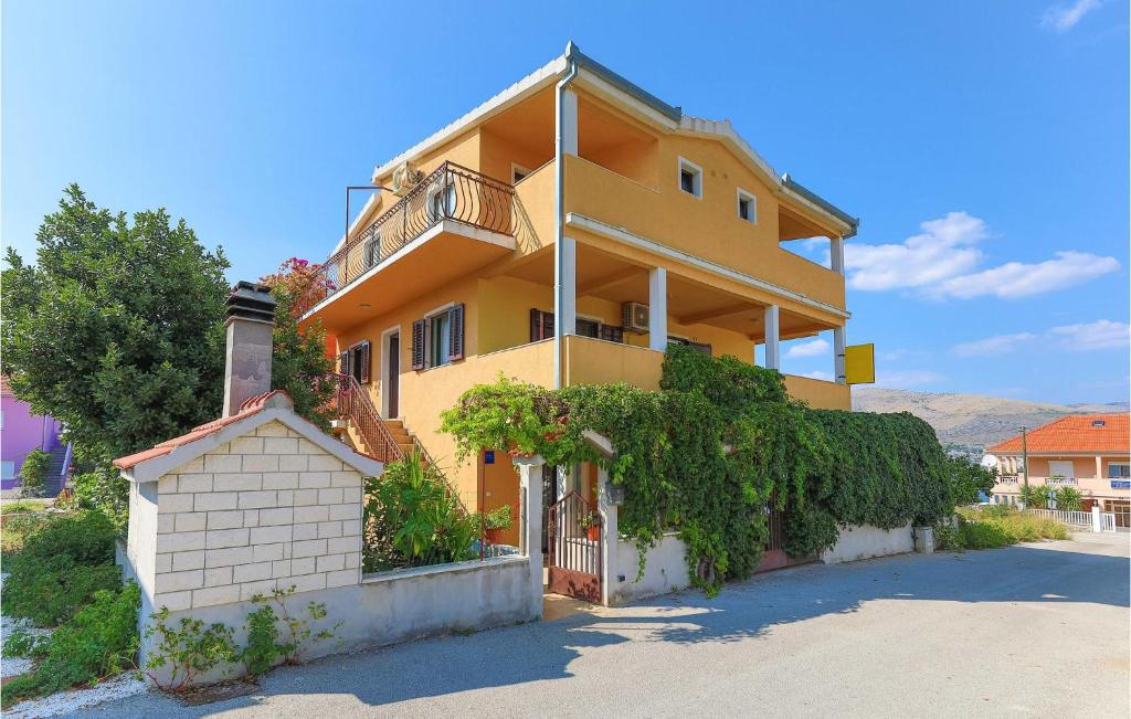Three-Bedroom Apartment In Okrug Donji