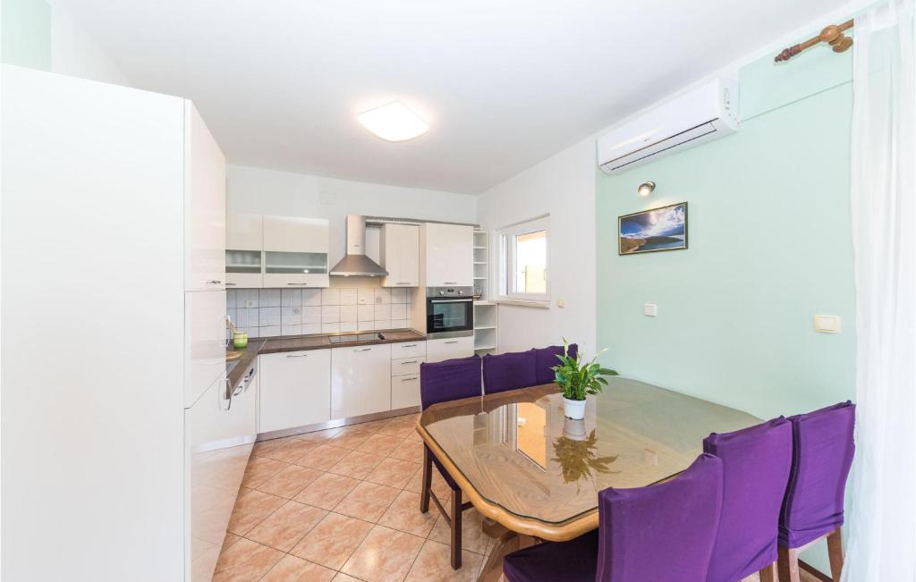 Kuchyňa alebo kuchynka v ubytovaní Three-Bedroom Apartment In Okrug Donji