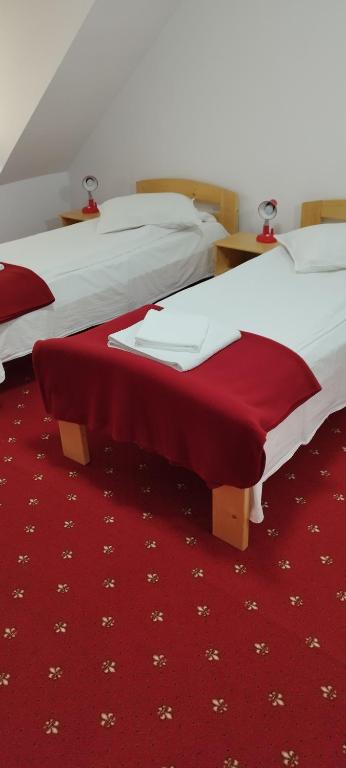 Postel nebo postele na pokoji v ubytování Randevú Panzió