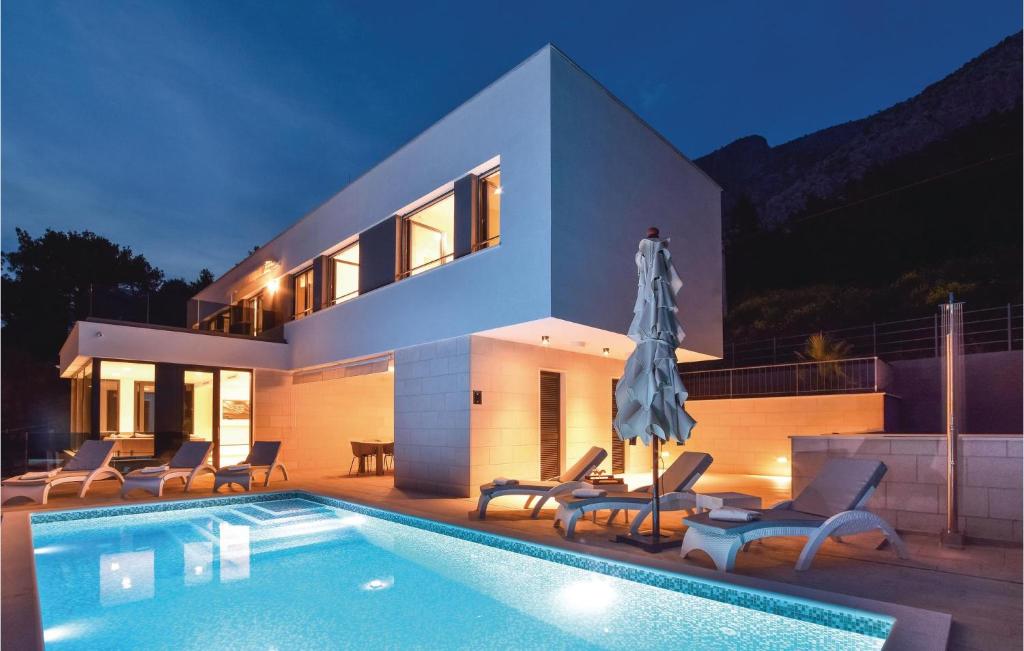 Bazén v ubytovaní Beach Front Home In Omis With Sauna alebo v jeho blízkosti