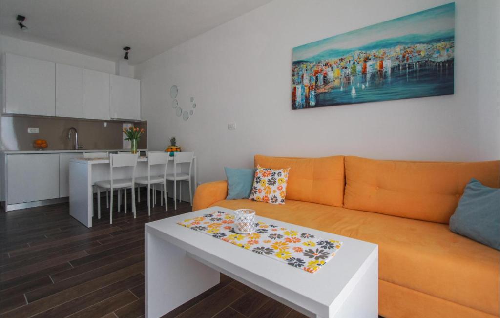 Kuchyňa alebo kuchynka v ubytovaní Lovely Apartment In Okrug Gornji