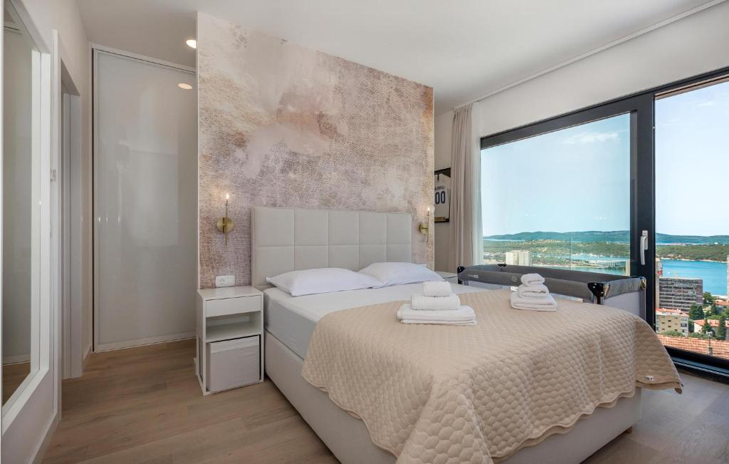 Posteľ alebo postele v izbe v ubytovaní 2 Bedroom Stunning Home In Sibenik