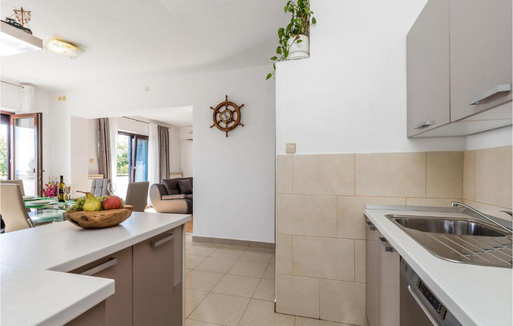 Kuchyňa alebo kuchynka v ubytovaní Stunning Apartment In Rijeka