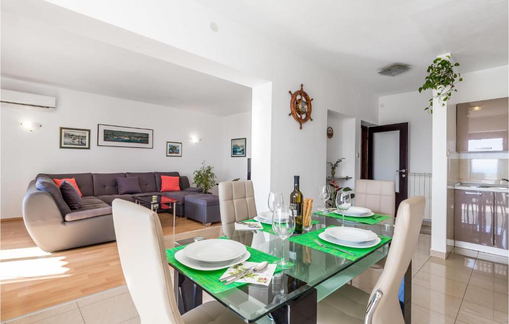 Posedenie v ubytovaní Stunning Apartment In Rijeka