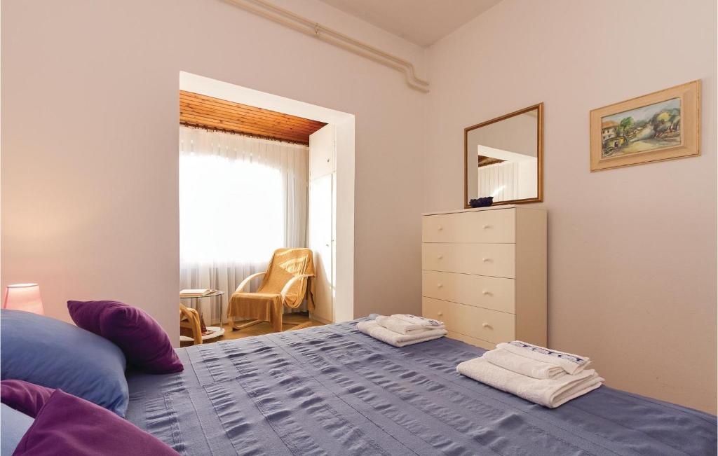 Łóżko lub łóżka w pokoju w obiekcie 2 Bedroom Lovely Apartment In Rovinj
