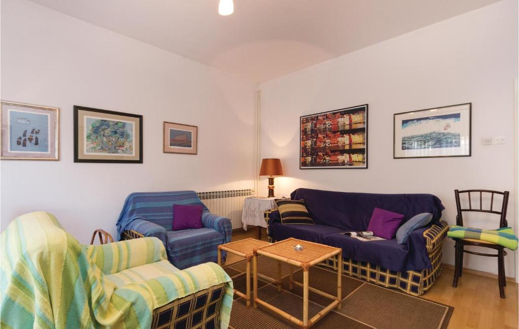 salon z 2 kanapami i stołem w obiekcie 2 Bedroom Lovely Apartment In Rovinj w Rovinj