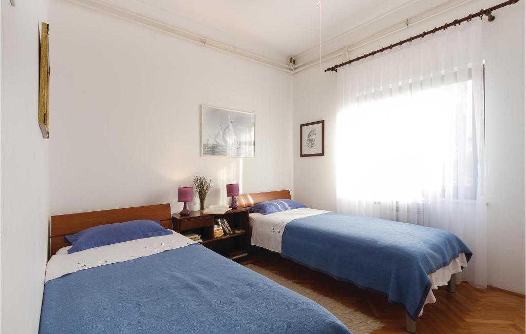 Łóżko lub łóżka w pokoju w obiekcie 2 Bedroom Lovely Apartment In Rovinj