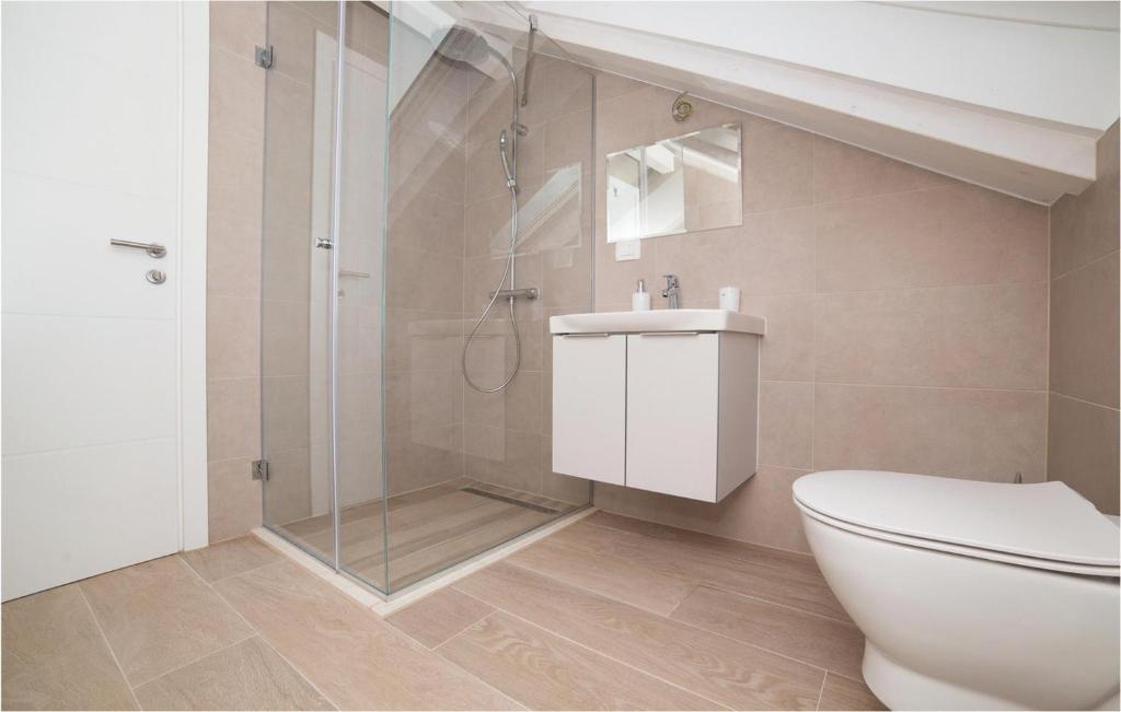 Kúpeľňa v ubytovaní Three-Bedroom Apartment In Trogir