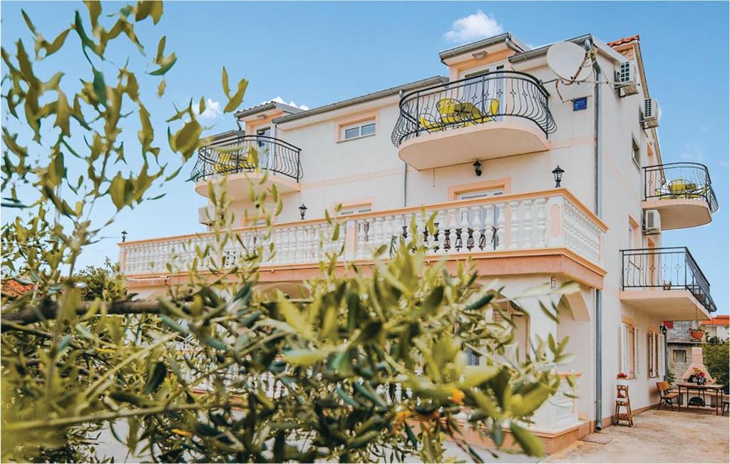 ein Gebäude mit Balkonen an der Seite in der Unterkunft Apartment Stablinec Iv,br, Cr in Vodice