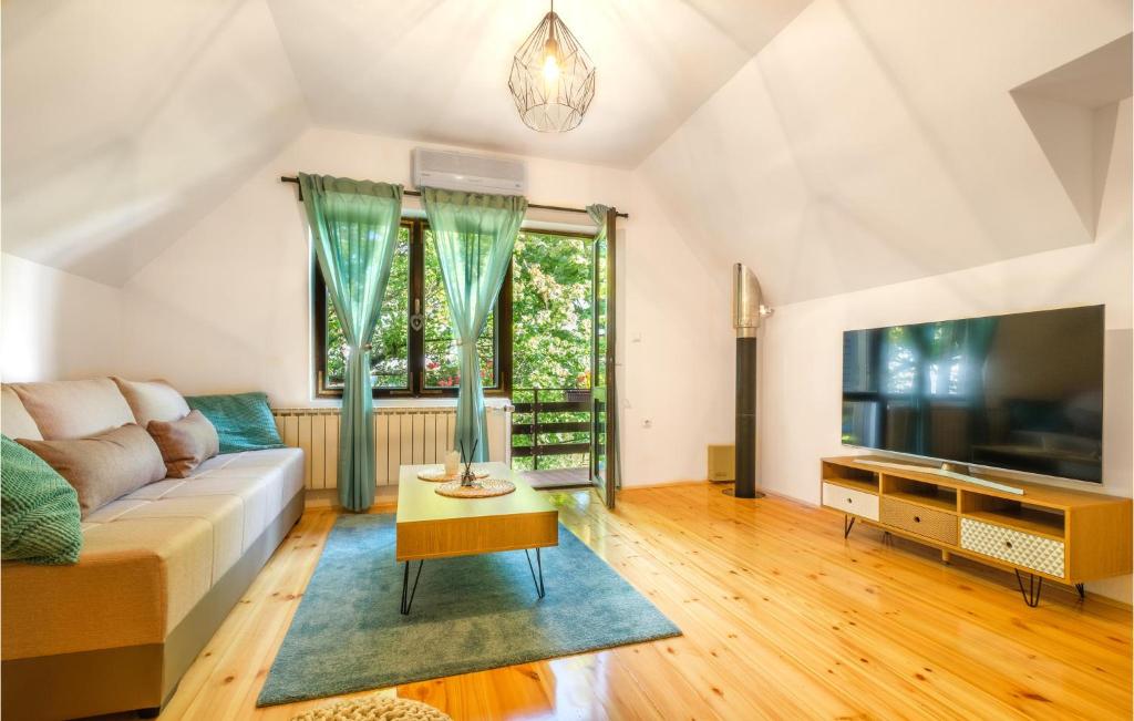 Beautiful Home In Bedenica With Sauna - Three-Bedroom Holiday Home