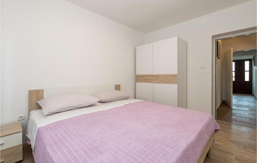 Postel nebo postele na pokoji v ubytování Nice Apartment In Cres With Kitchen