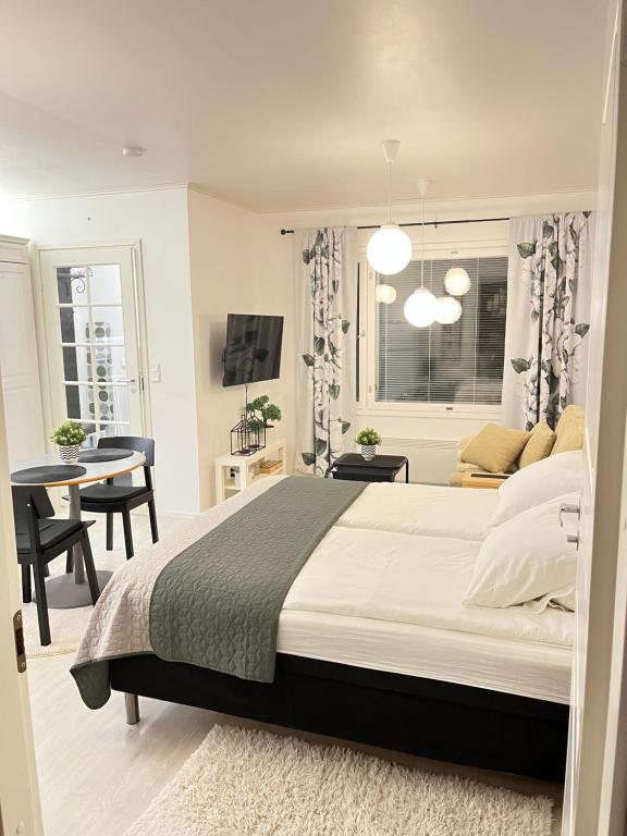 a bedroom with a large bed and a dining room at Kodikasta majoittumista hyvällä sijainnilla! in Kankaanpää