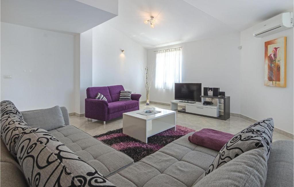 TV a/nebo společenská místnost v ubytování Cozy Home In Pula With Wifi