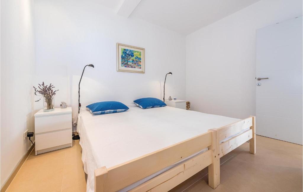 Posteľ alebo postele v izbe v ubytovaní Two-Bedroom Apartment In Murter