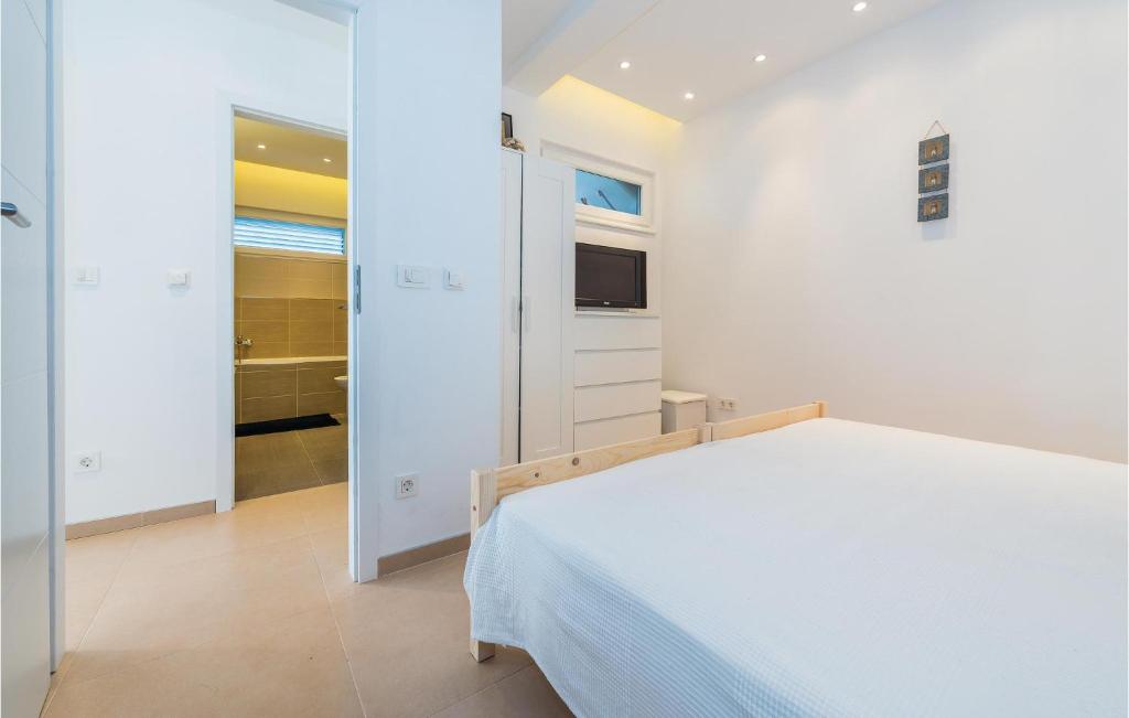 Posteľ alebo postele v izbe v ubytovaní Two-Bedroom Apartment In Murter