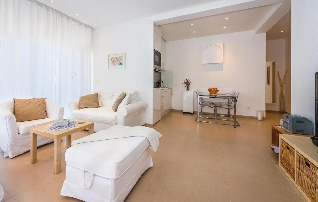 Televízia a/alebo spoločenská miestnosť v ubytovaní Two-Bedroom Apartment In Murter