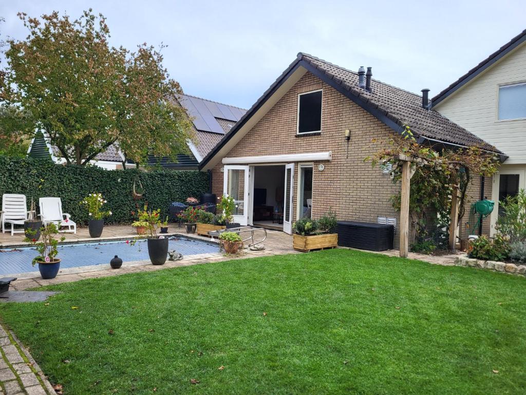 una casa con giardino e piscina di Sundaville bij Posbank Veluwe a Eerbeek