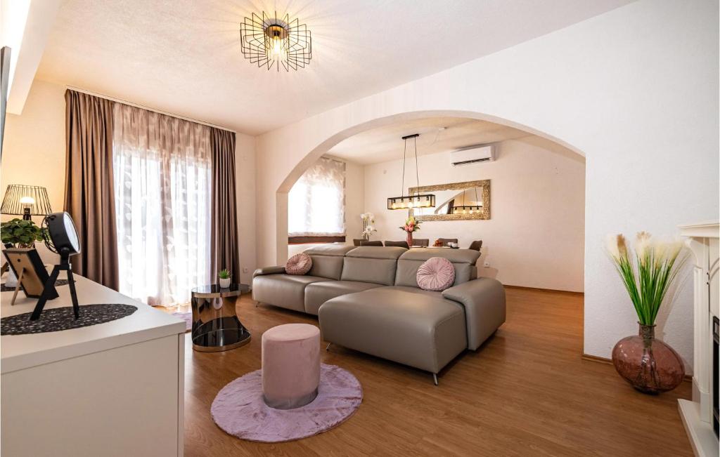 Posedenie v ubytovaní 3 Bedroom Gorgeous Home In Pridraga