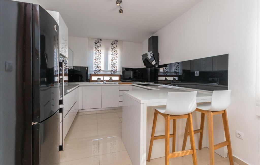 Kuchyňa alebo kuchynka v ubytovaní Cozy Home In Biograd Na Moru With Sauna
