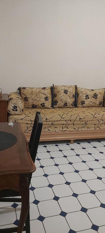 un canapé dans un salon avec une table dans l'établissement Studio prés du gare du l'Est, à Paris